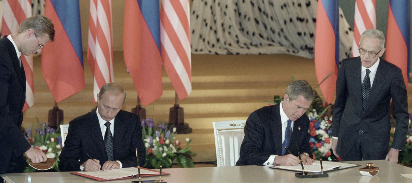 Президент РФ Владимир Путин и Президент США Джордж Буш подписывают совместную декларацию о новых стратегических отношениях между двумя странами Президент РФ Владимир Путин и Президент США Джордж Буш подписывают совместную декларацию о новых стратегических отношениях между двумя странами