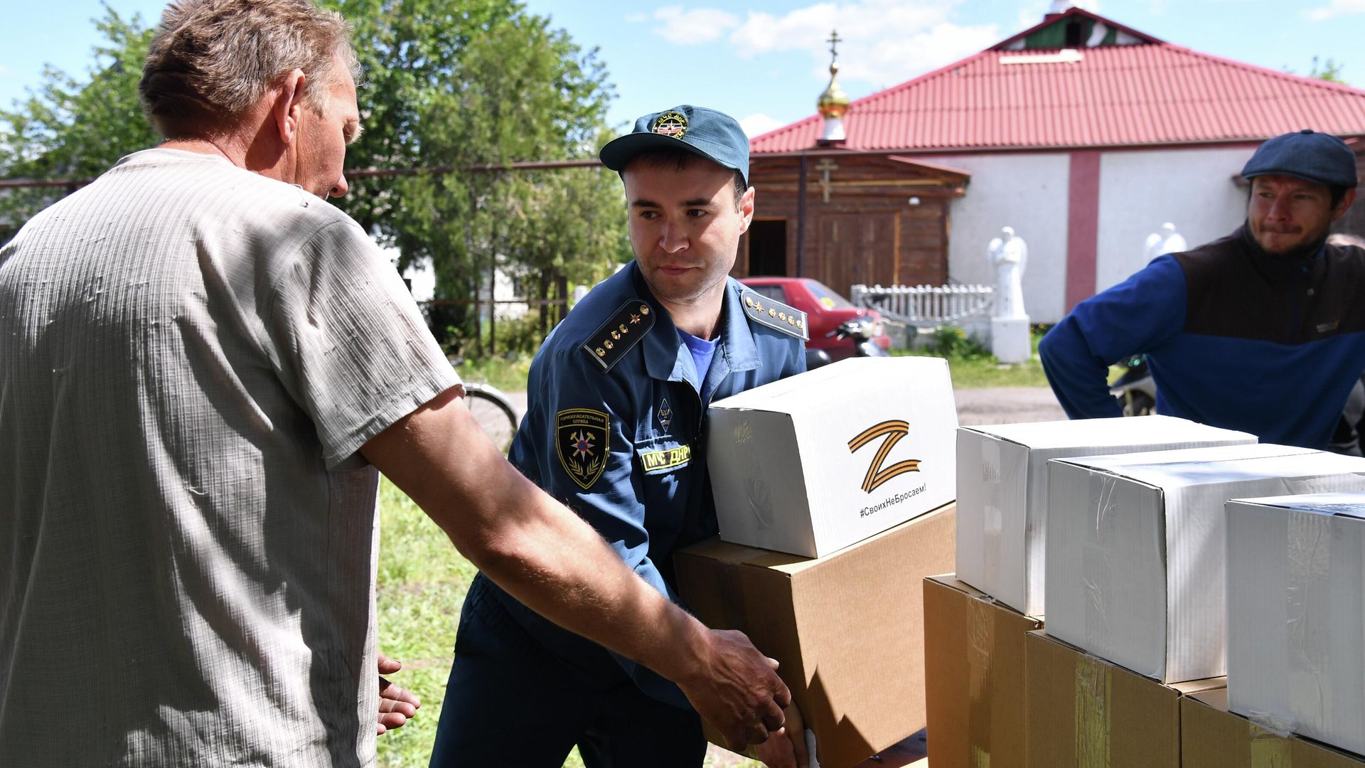 Сотрудники МЧС ДНР раздают гуманитарную помощь на Украине - РИА Новости, 1920, 24.05.2022