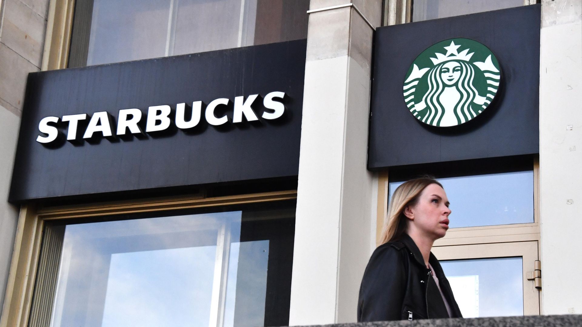 Девушка проходит мимо кофейни Starbucks в Москве Девушка проходит мимо кофейни Starbucks в Москве - РИА Новости, 1920, 07.07.2022