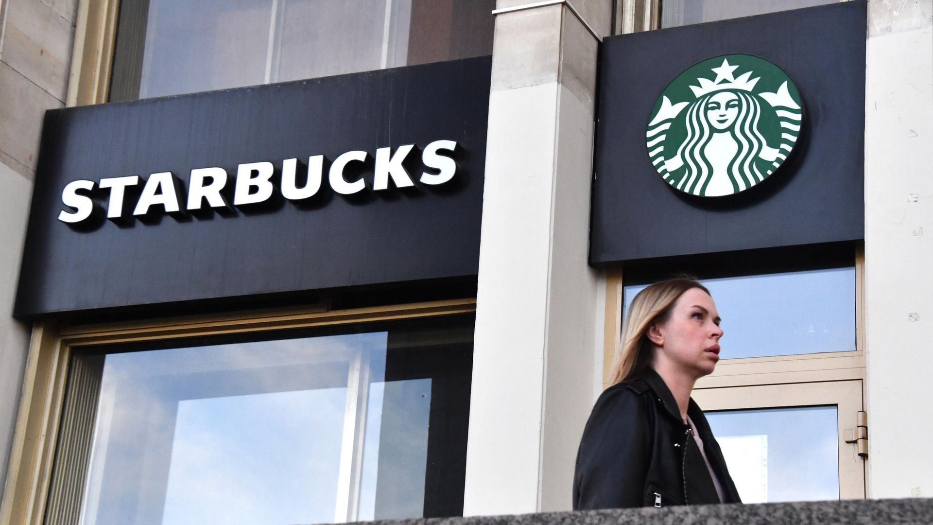 Девушка проходит мимо кофейни Starbucks в Москве Девушка проходит мимо кофейни Starbucks в Москве - РИА Новости, 1920, 07.07.2022