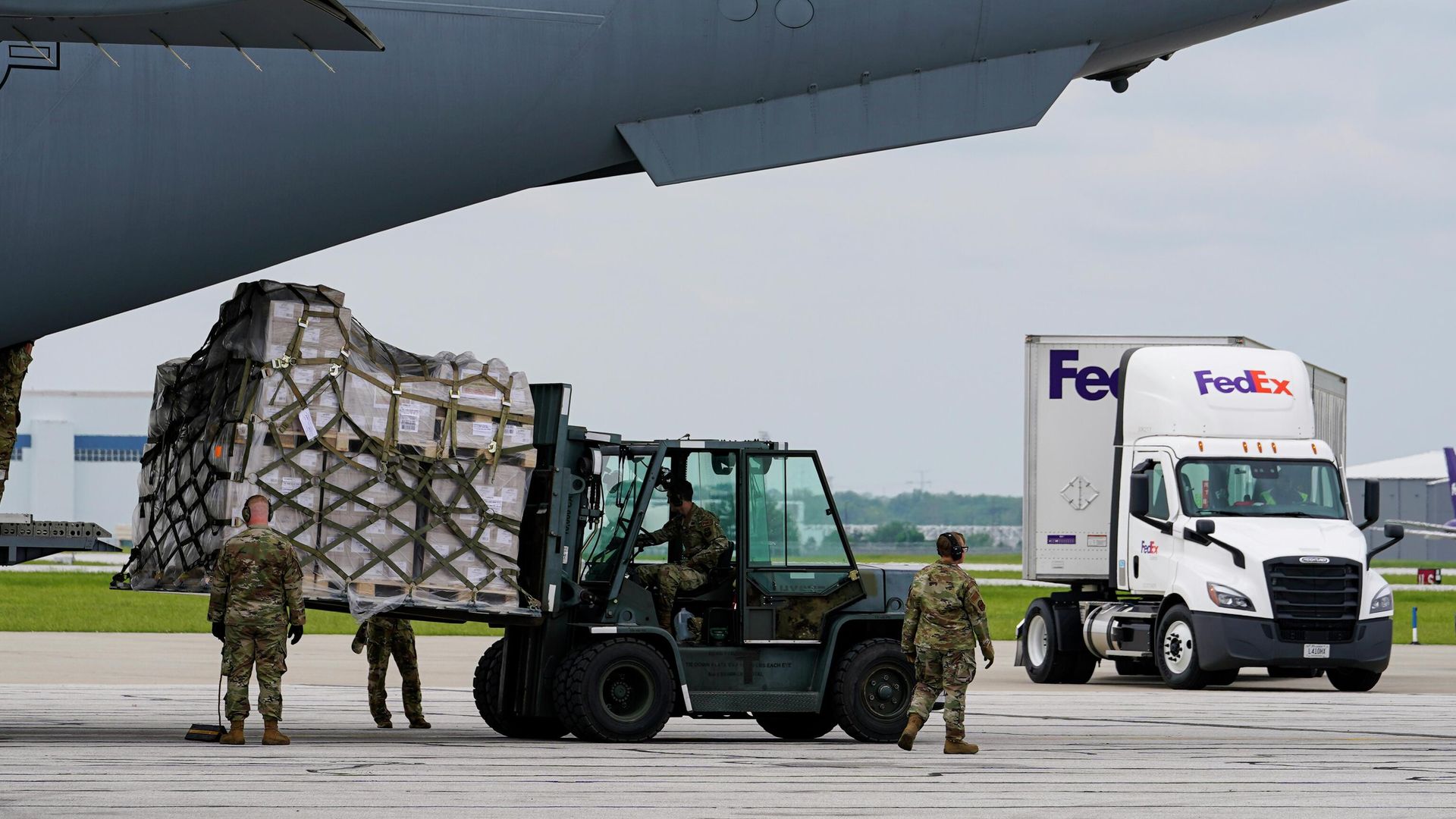 Разгрузка паллет с детской смесью доставленных в США с военной базы в Германии Разгрузка паллет с детской смесью доставленных в США с военной базы в Германии - РИА Новости, 1920, 24.05.2022