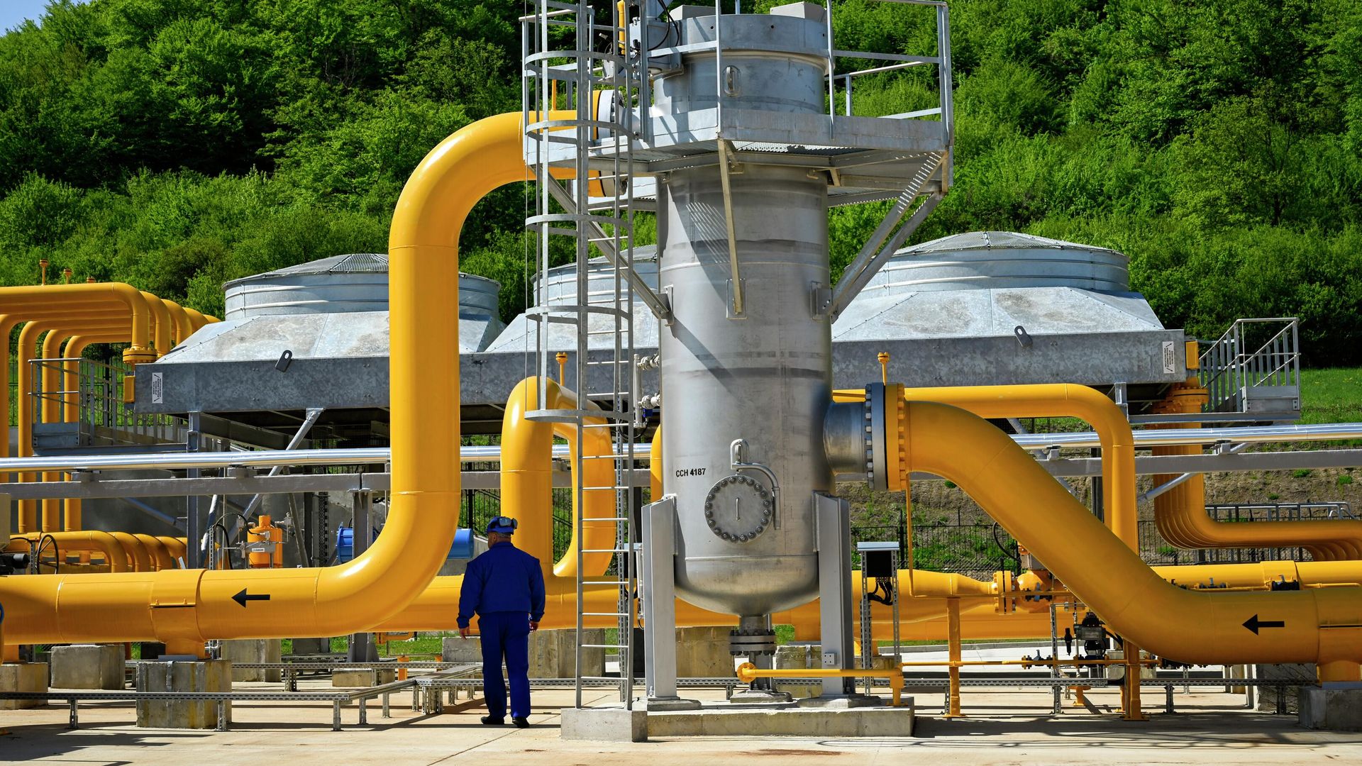 Рабочий на газокомпрессорной станции Рабочий на газокомпрессорной станции - РИА Новости, 1920, 24.05.2022