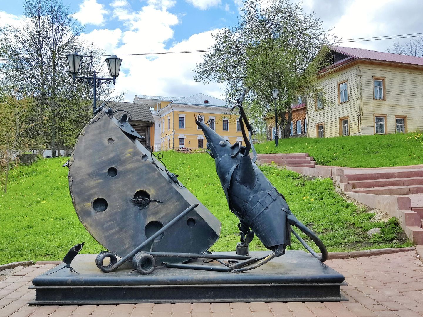 Мышкин. Скульптура мыши, ломающей мышеловку Мышкин. Скульптура мыши, ломающей мышеловку