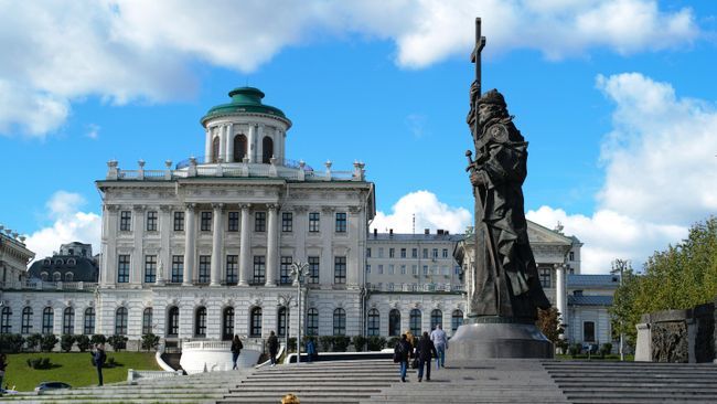 Памятник святого князя Владимира на Боровицком холме в Москве Памятник святого князя Владимира на Боровицком холме в Москве