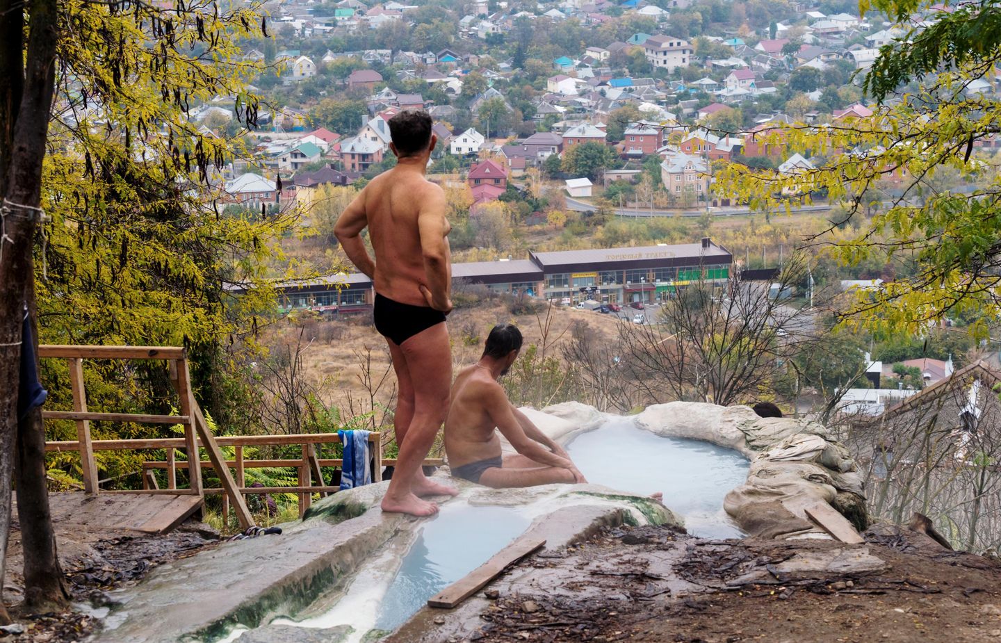 Люди купаются в открытых купальнях с водой из минерального источника в Пятигорске
