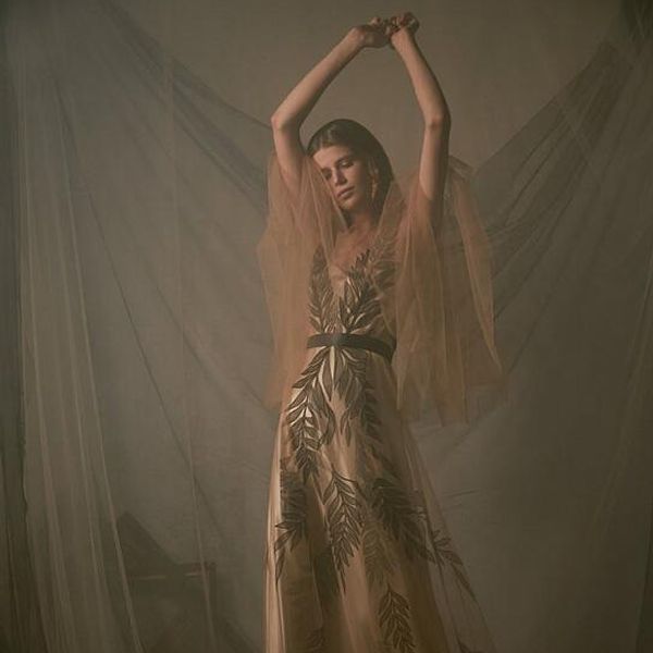 Бежевое платье из фатина с вышивкой листья из коллекции YANINA Demi Couture 