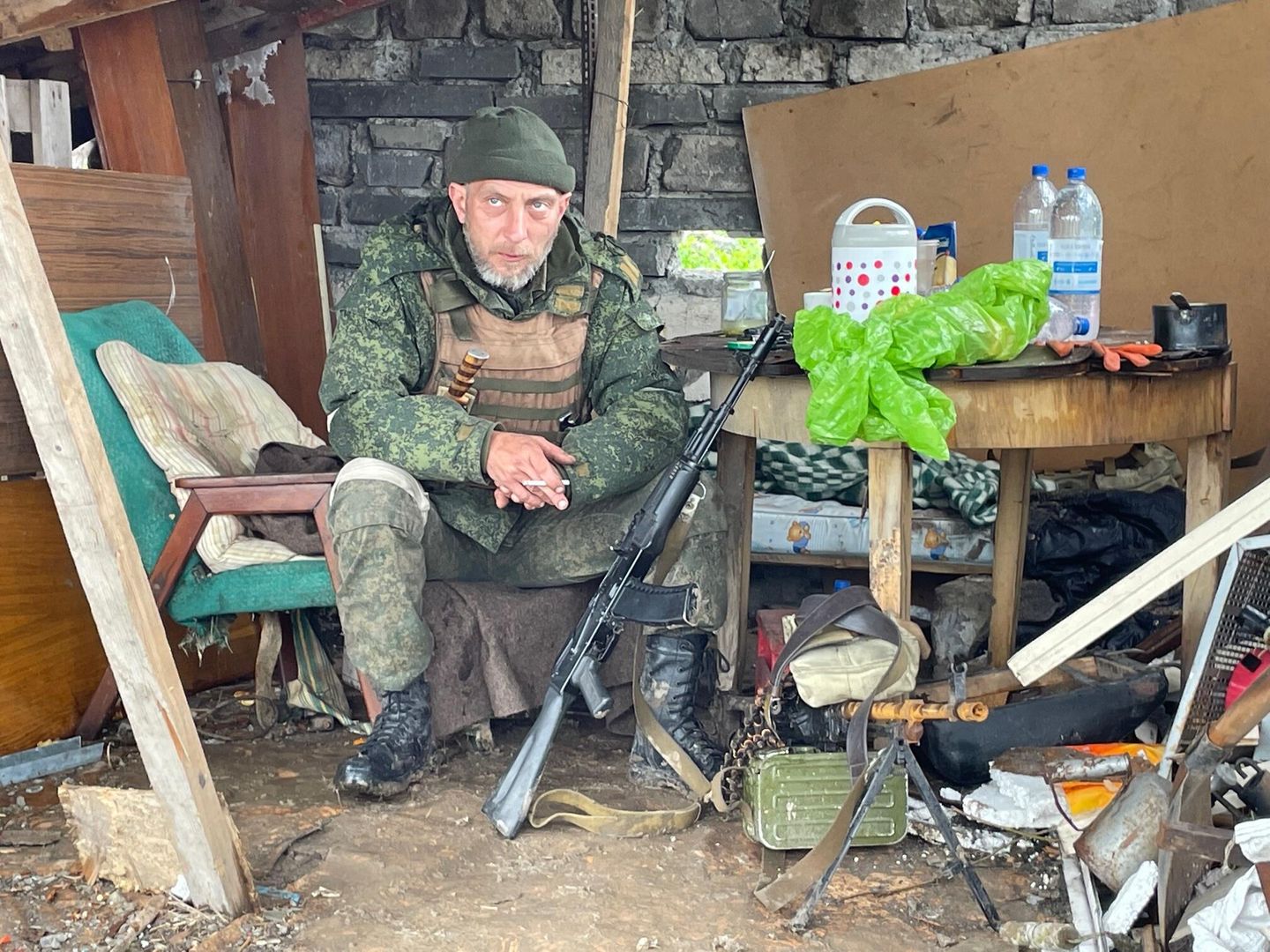 Боец 3-го батальона 107-го полка на позиции у Азовстали Боец 3-го батальона 107-го полка на позиции у Азовстали