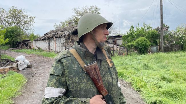 Ополченец в стальной каске СШ-68 под Мариуполем Ополченец в стальной каске СШ-68 под Мариуполем