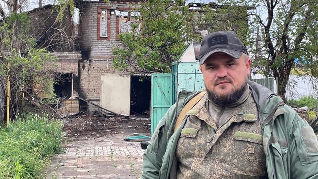 Командмир 3-го батальона 107-го полка Тролль у дома, где погиб его сослуживец Командмир 3-го батальона 107-го полка Тролль у дома, где погиб его сослуживец