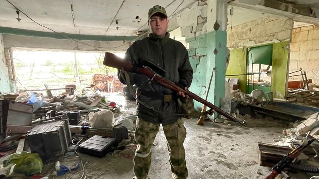 Снайпер 3-го батальона 107-го полка армии ДНР со своей винтовкой Мосина Снайпер 3-го батальона 107-го полка армии ДНР со своей винтовкой Мосина