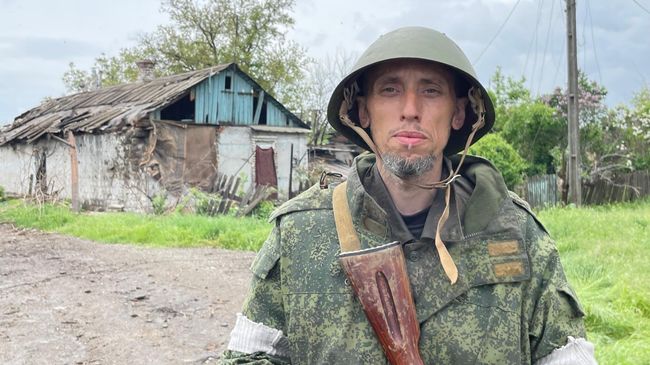 Ополченец в стальной каске СШ-68 под Мариуполем Ополченец в стальной каске СШ-68 под Мариуполем