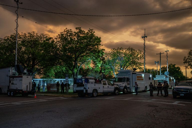 Сотрудники правоохранительных органов у начальной школы в городе Ювалде в американском штате Техас, где произошла стрельба Сотрудники правоохранительных органов у начальной школы в городе Ювалде в американском штате Техас, где произошла стрельба