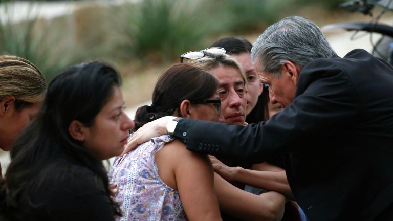 Архиепископ Сан-Антонио Густаво Гарсия-Силлер утешает семьи после массовой стрельбы в начальной школе в Ювалде, штат Техас Архиепископ Сан-Антонио Густаво Гарсия-Силлер утешает семьи после массовой стрельбы в начальной школе в Ювалде, штат Техас