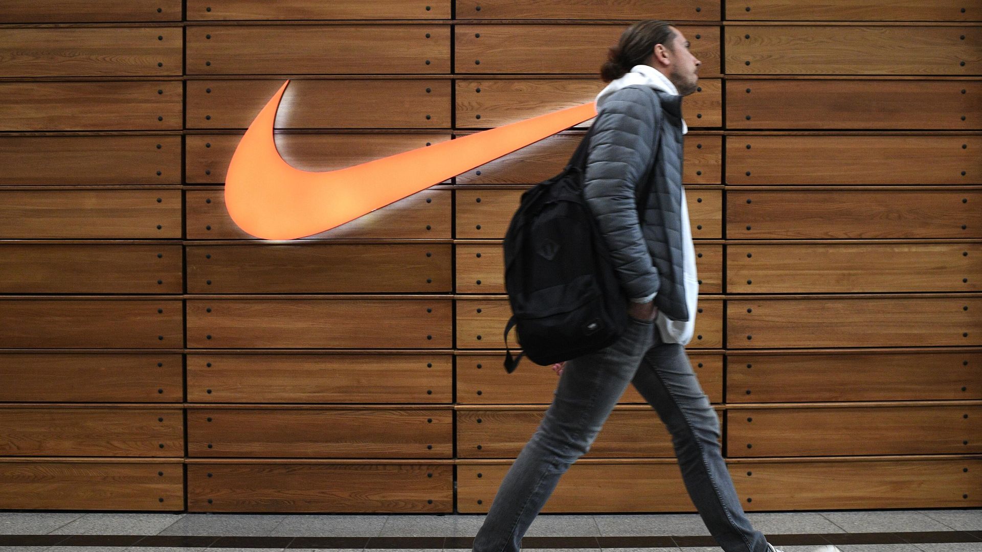 Символика фирмы Nike на стене магазина - РИА Новости, 1920, 04.10.2026