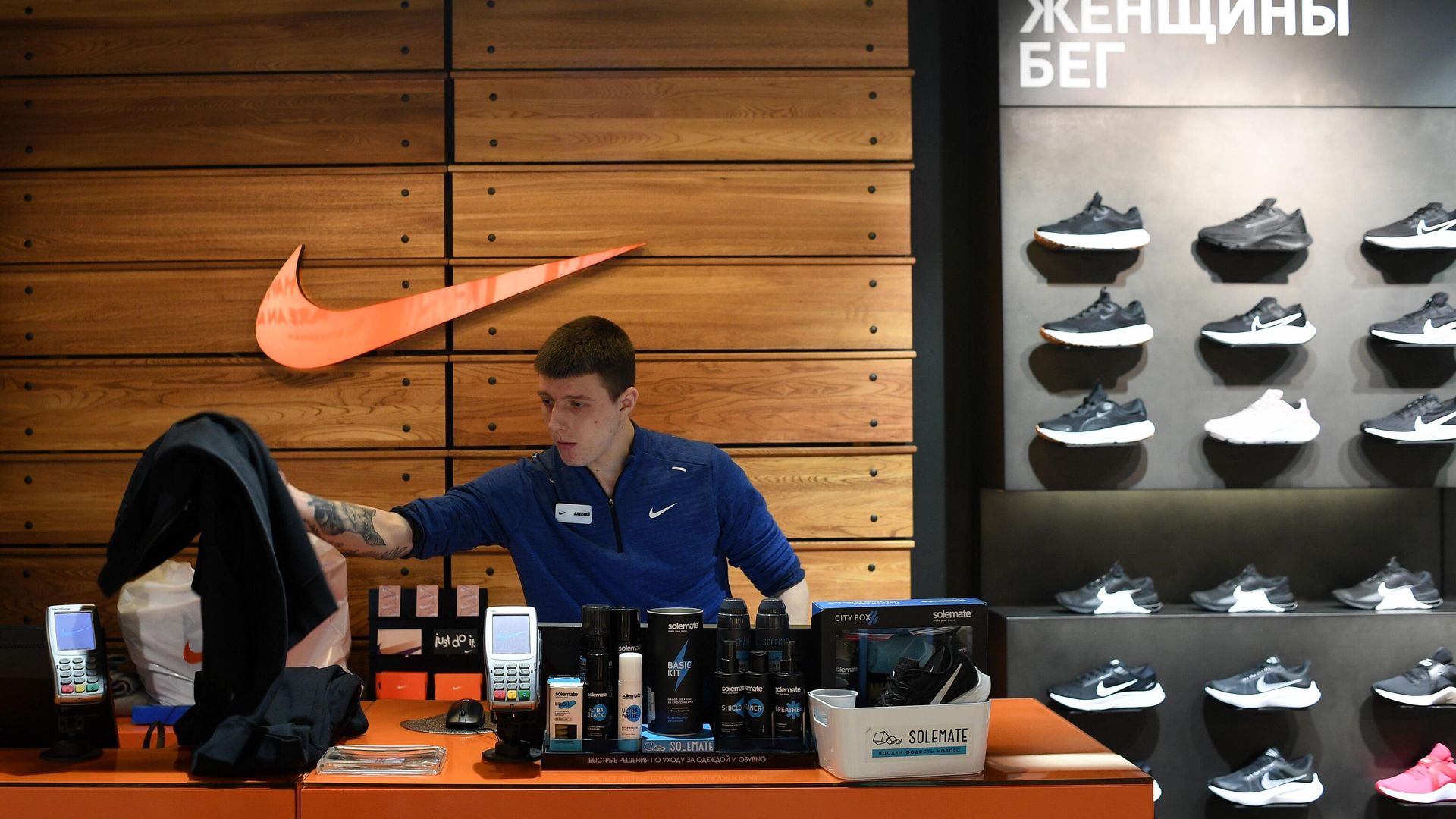 Сотрудник магазина Nike Сотрудник магазина Nike - РИА Новости, 1920, 09.08.2022