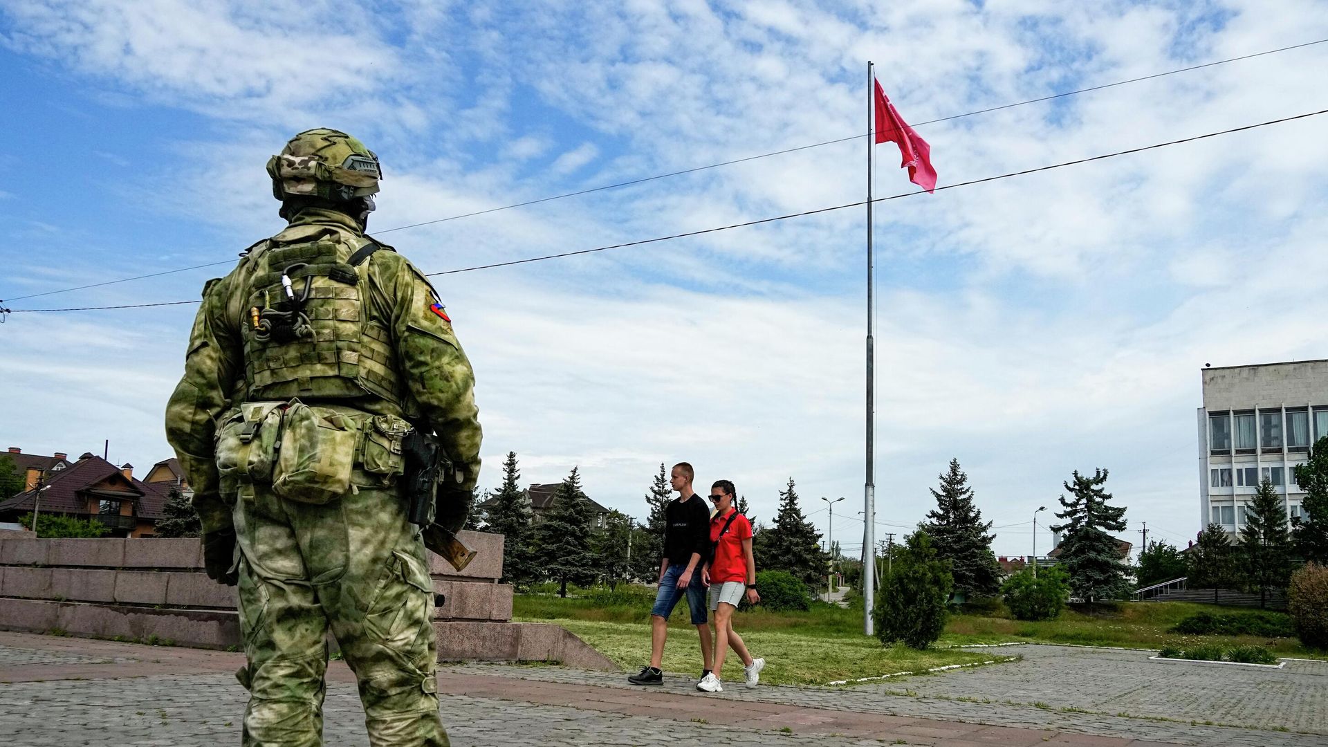 Военнослужащий и местные жители в Херсоне Военнослужащий и местные жители в Херсоне - РИА Новости, 1920, 19.07.2022