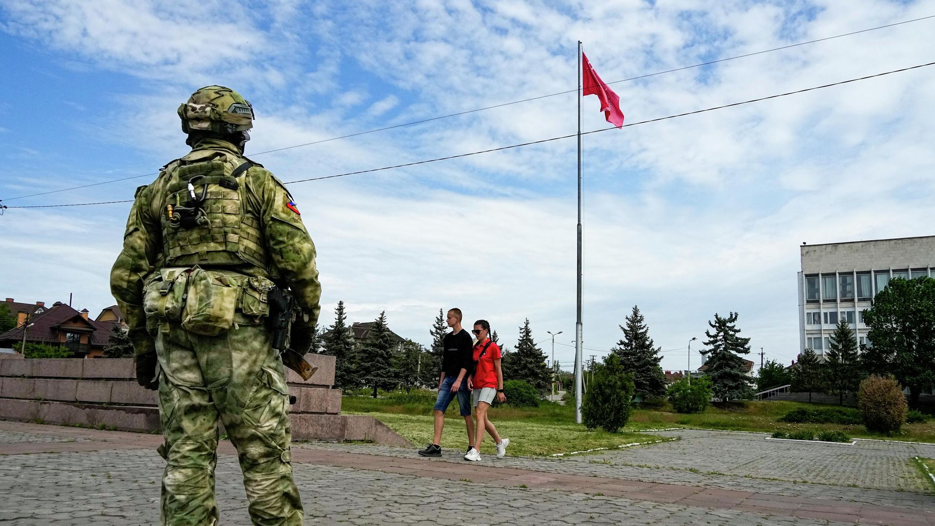 Военнослужащий и местные жители в Херсоне - РИА Новости, 1920, 17.06.2022