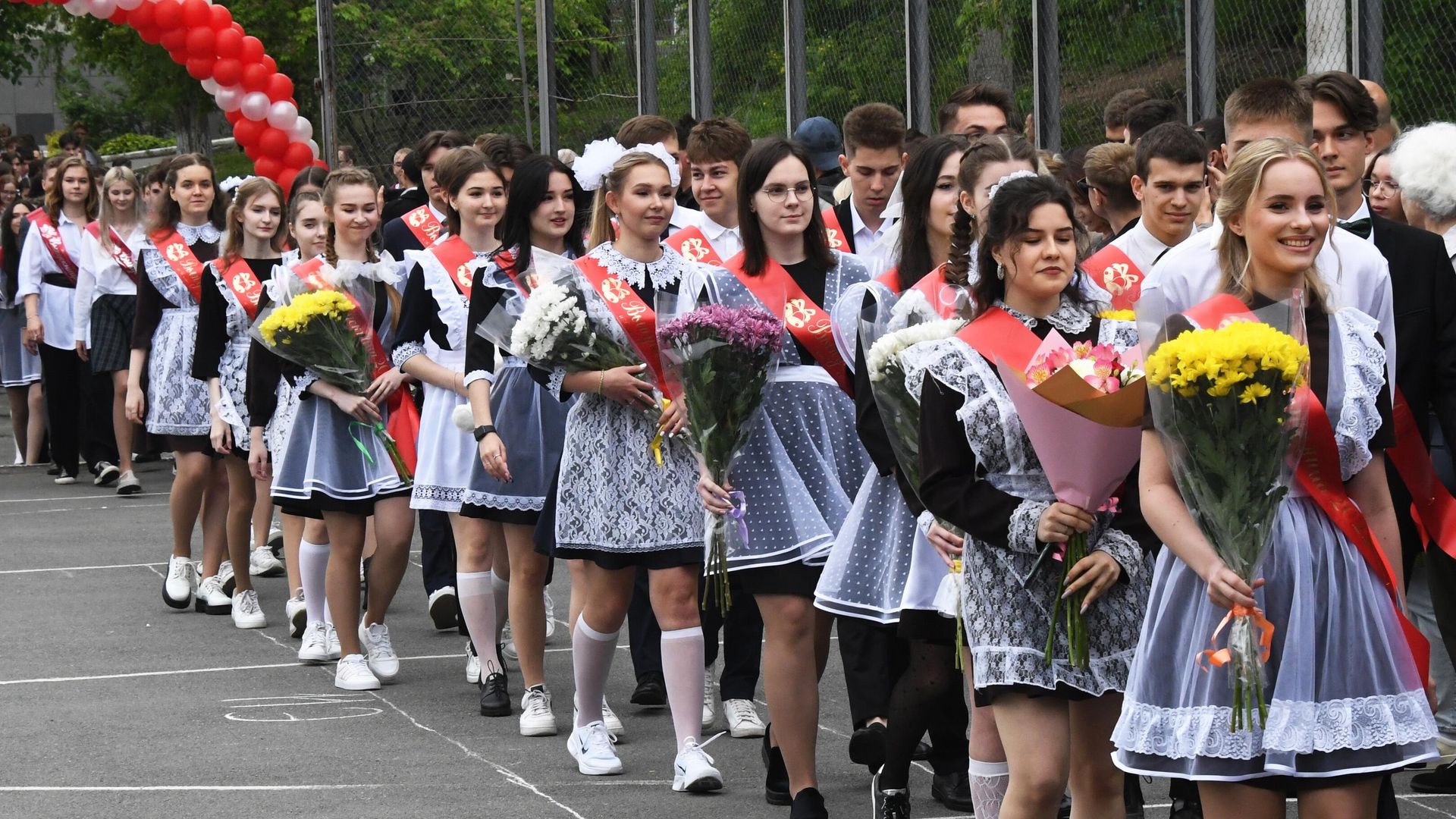 Выпускники во время последнего звонка Выпускники во время последнего звонка - РИА Новости, 1920, 11.05.2023