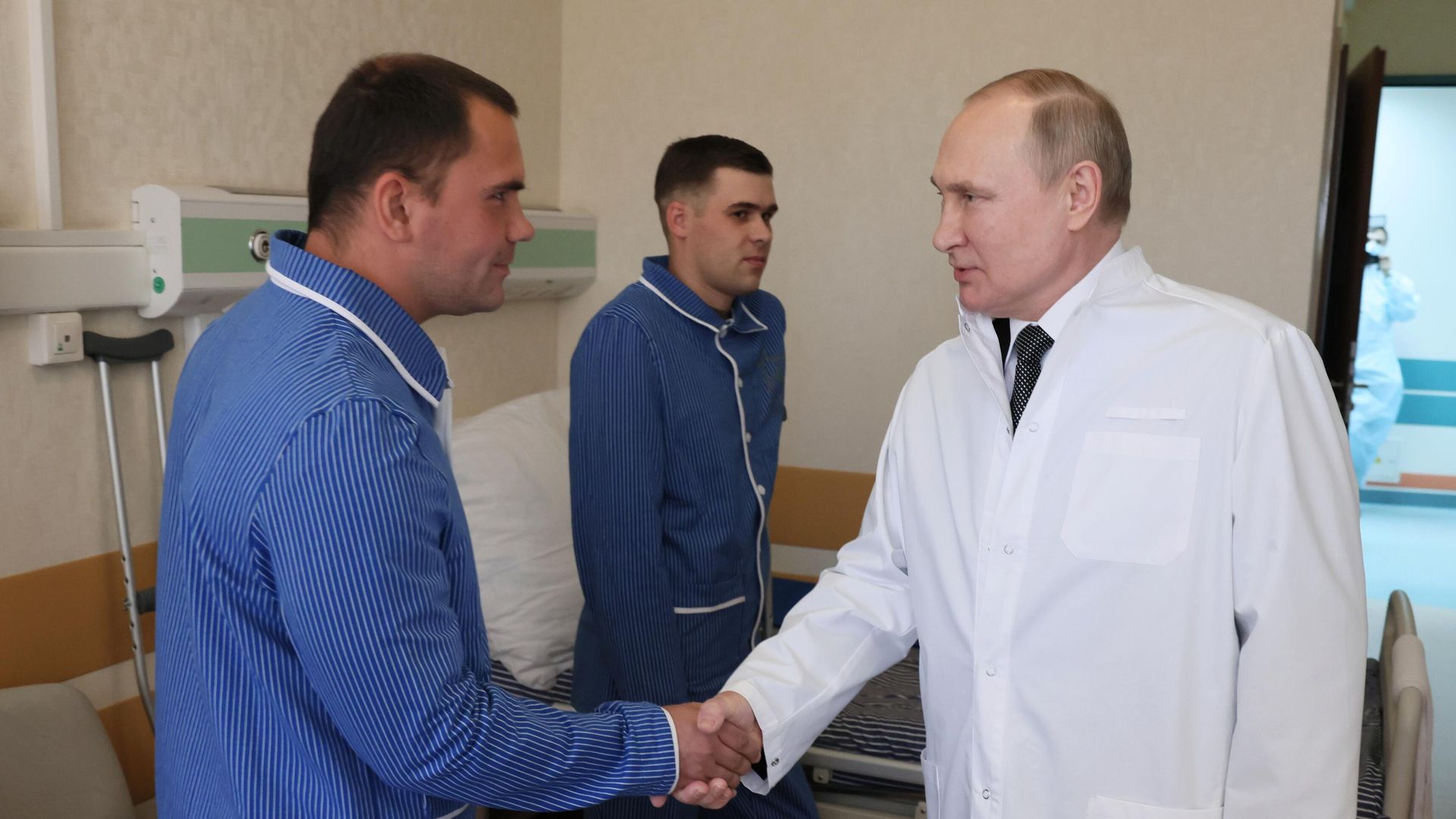 Президент РФ Владимир Путин посещает раненых участников спецоперации на Украине Президент РФ Владимир Путин посещает раненых участников спецоперации на Украине - РИА Новости, 1920, 25.05.2022