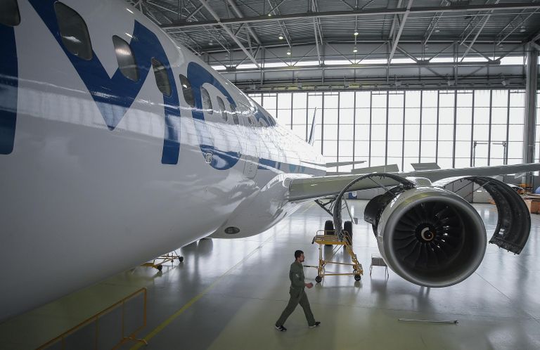 Авиалайнер МС-21-310 с двигателем ПД-14 в ангаре перед началом испытаний на территории Летно-исследовательского института имени М.М. Громова в Жуковском Авиалайнер МС-21-310 с двигателем ПД-14 в ангаре перед началом испытаний на территории Летно-исследовательского института имени М.М. Громова в Жуковском