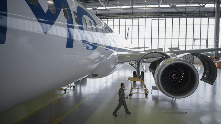 Авиалайнер МС-21-310 с двигателем ПД-14 в ангаре перед началом испытаний на территории Летно-исследовательского института имени М.М. Громова в Жуковском Авиалайнер МС-21-310 с двигателем ПД-14 в ангаре перед началом испытаний на территории Летно-исследовательского института имени М.М. Громова в Жуковском
