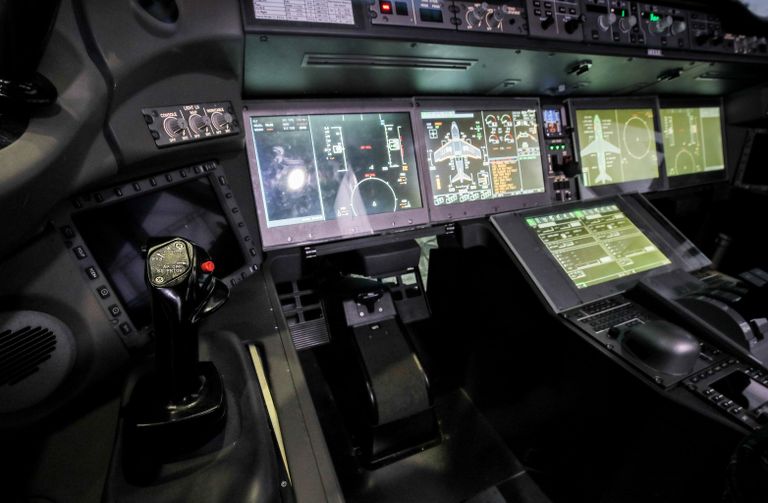 Приборы в кабине авиалайнера МС-21-310 с двигателем ПД-14 на территории Летно-исследовательского института имени М.М. Громова в Жуковском Приборы в кабине авиалайнера МС-21-310 с двигателем ПД-14 на территории Летно-исследовательского института имени М.М. Громова в Жуковском