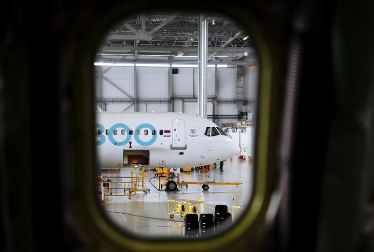 Авиалайнер МС-21-310 с двигателем ПД-14 в ангаре перед началом испытаний на территории Летно-исследовательского института имени М.М. Громова в Жуковском Авиалайнер МС-21-310 с двигателем ПД-14 в ангаре перед началом испытаний на территории Летно-исследовательского института имени М.М. Громова в Жуковском