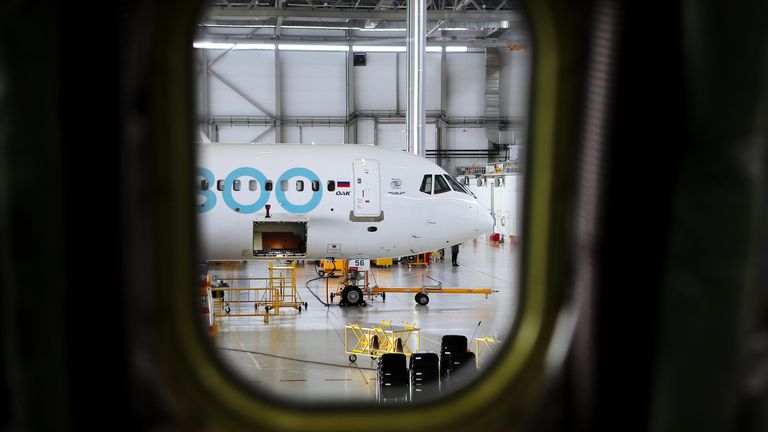 Авиалайнер МС-21-310 с двигателем ПД-14 в ангаре перед началом испытаний на территории Летно-исследовательского института имени М.М. Громова в Жуковском Авиалайнер МС-21-310 с двигателем ПД-14 в ангаре перед началом испытаний на территории Летно-исследовательского института имени М.М. Громова в Жуковском