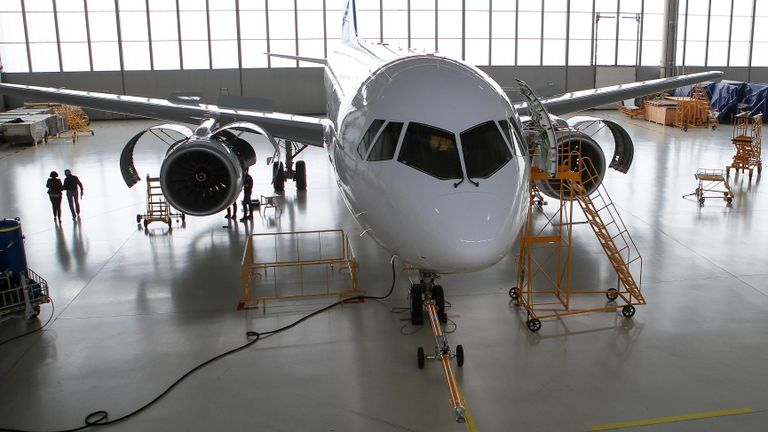 Авиалайнер МС-21-310 с двигателем ПД-14 в ангаре перед началом испытаний на территории Летно-исследовательского института имени М.М. Громова в Жуковском Авиалайнер МС-21-310 с двигателем ПД-14 в ангаре перед началом испытаний на территории Летно-исследовательского института имени М.М. Громова в Жуковском
