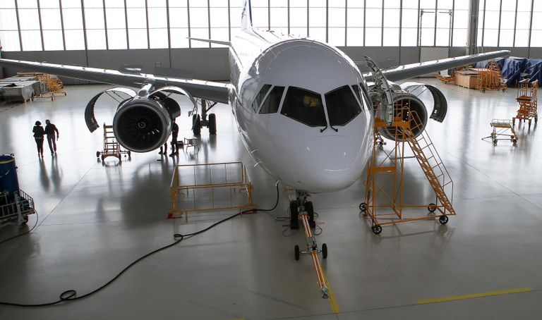 Авиалайнер МС-21-310 с двигателем ПД-14 в ангаре перед началом испытаний на территории Летно-исследовательского института имени М.М. Громова в Жуковском Авиалайнер МС-21-310 с двигателем ПД-14 в ангаре перед началом испытаний на территории Летно-исследовательского института имени М.М. Громова в Жуковском