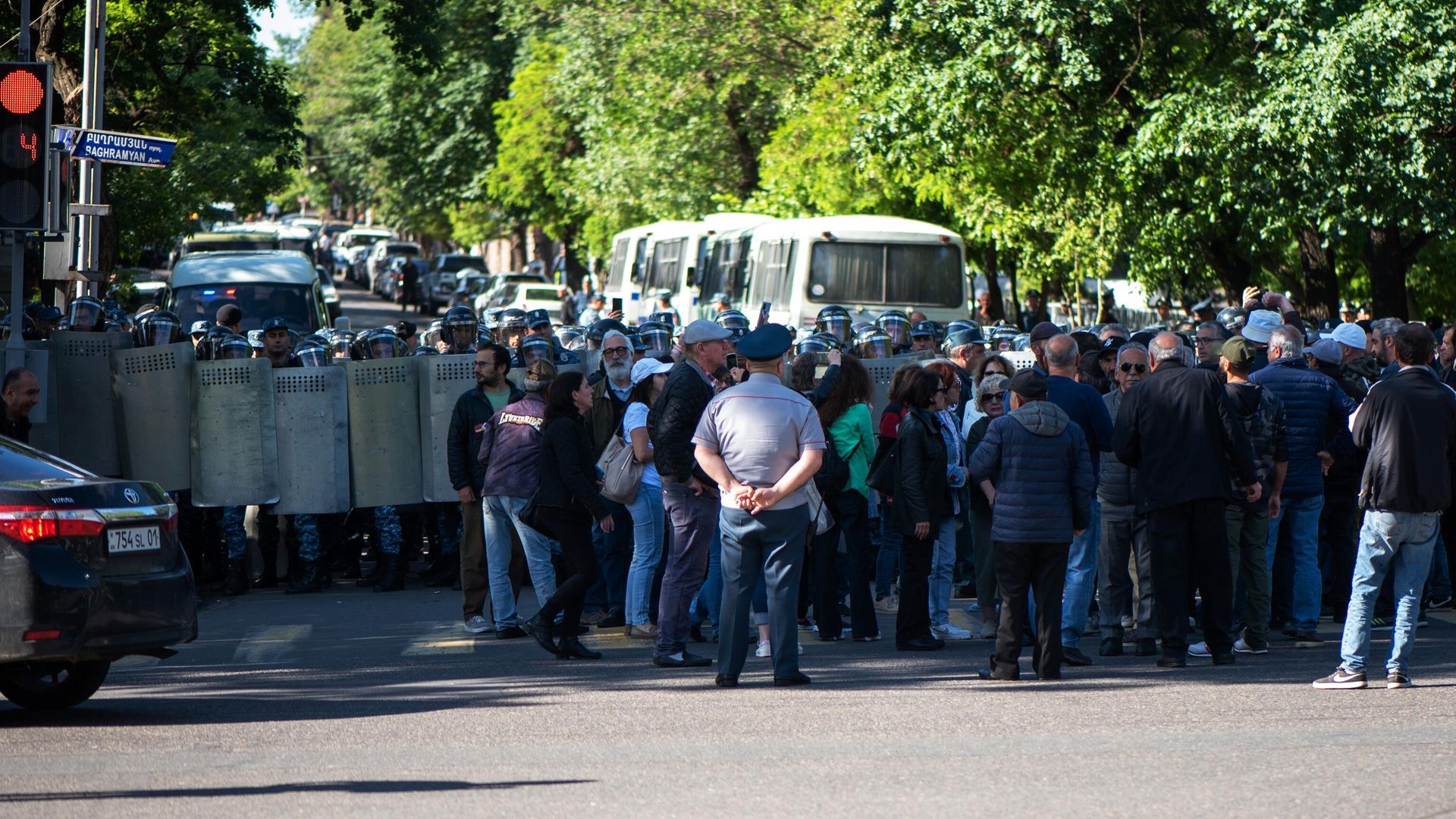 Сотрудники полиции заблокировали движение по улице Демирчяна в Ереване во время акции протеста оппозиции Сотрудники полиции заблокировали движение по улице Демирчяна в Ереване во время акции протеста оппозиции - РИА Новости, 1920, 25.05.2022