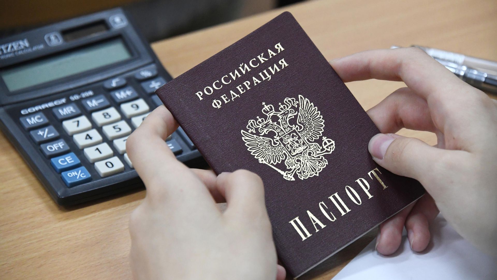 Ученик держит паспорт перед началом единого государственного экзамена Ученик держит паспорт перед началом единого государственного экзамена - РИА Новости, 1920, 16.11.2023