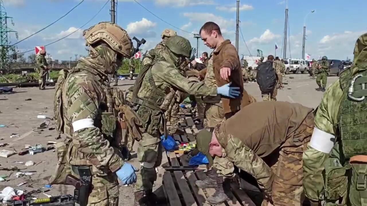 Российские военнослужащие досматривают пленных на территории комбината Азовсталь Российские военнослужащие досматривают пленных на территории комбината Азовсталь - РИА Новости, 1920, 06.06.2022