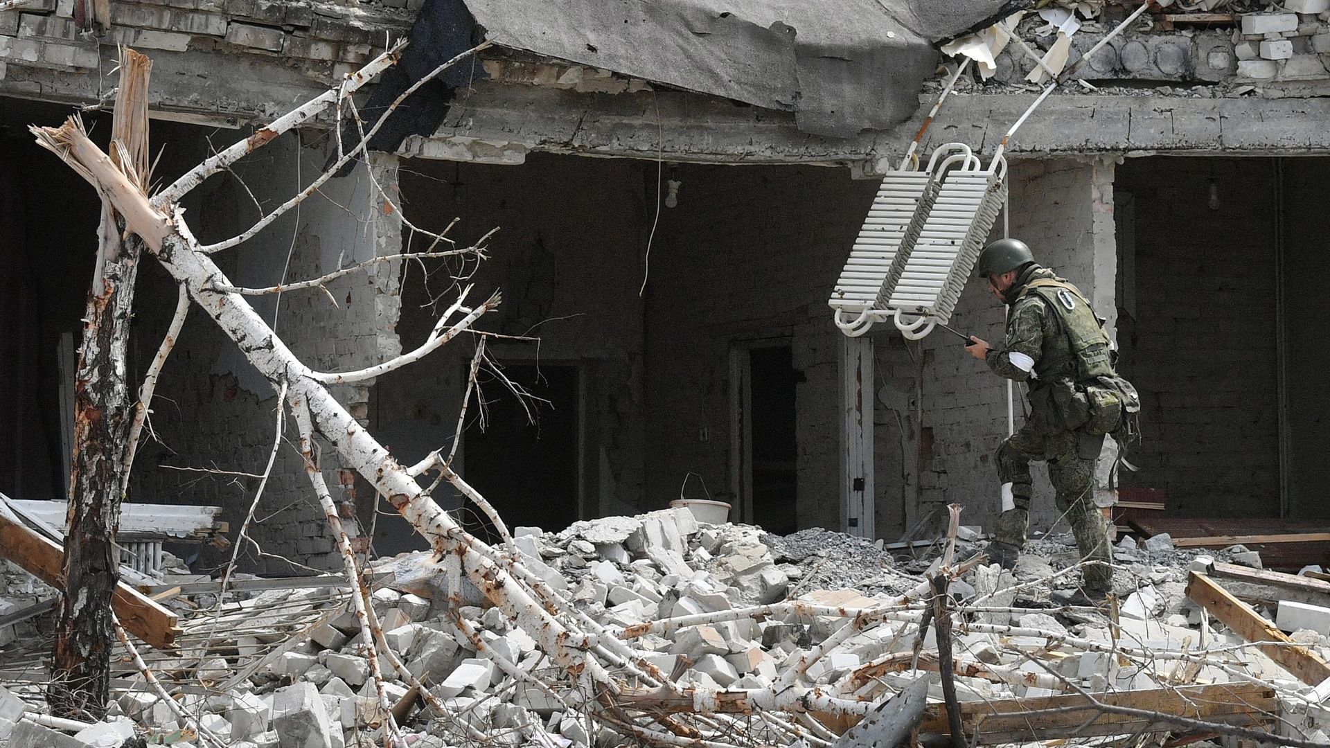 Военнослужащий батальона Восток Народной милиции ДНР обходит территорию разрушенного комбината Азовсталь в Мариуполе Военнослужащий батальона Восток Народной милиции ДНР обходит территорию разрушенного комбината Азовсталь в Мариуполе - РИА Новости, 1920, 26.05.2022