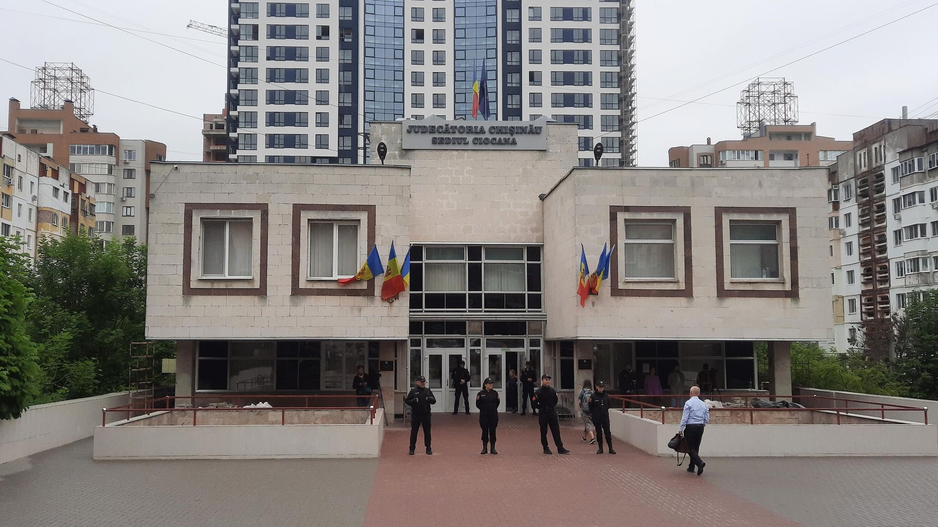Сотрудники правоохранительных органов у здания районного суда Кишинева Сотрудники правоохранительных органов у здания районного суда Кишинева - РИА Новости, 1920, 05.11.2022