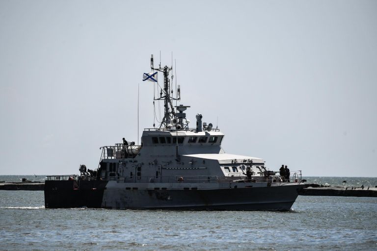 Российский военный катер в морском торговом порту в Мариуполе Российский военный катер в морском торговом порту в Мариуполе