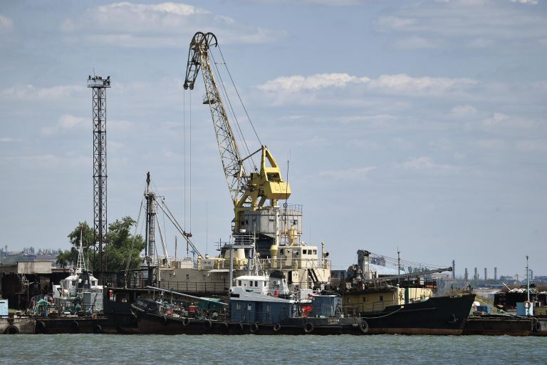 Рейдово-портовый нефтеналивной плавбункеровщик Сборщик-335 в морском порту в Мариуполе Рейдово-портовый нефтеналивной плавбункеровщик Сборщик-335 в морском порту в Мариуполе