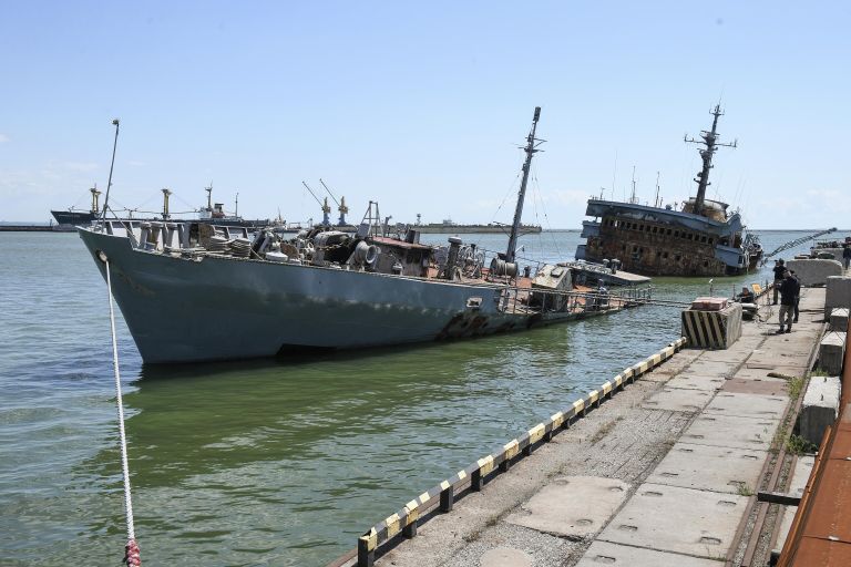 Затонувшие судна в морском порту в Мариуполе Затонувшие судна в морском порту в Мариуполе