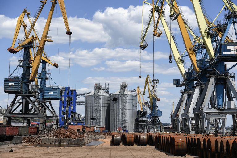 Портовые краны в морском порту в Мариуполе Портовые краны в морском порту в Мариуполе