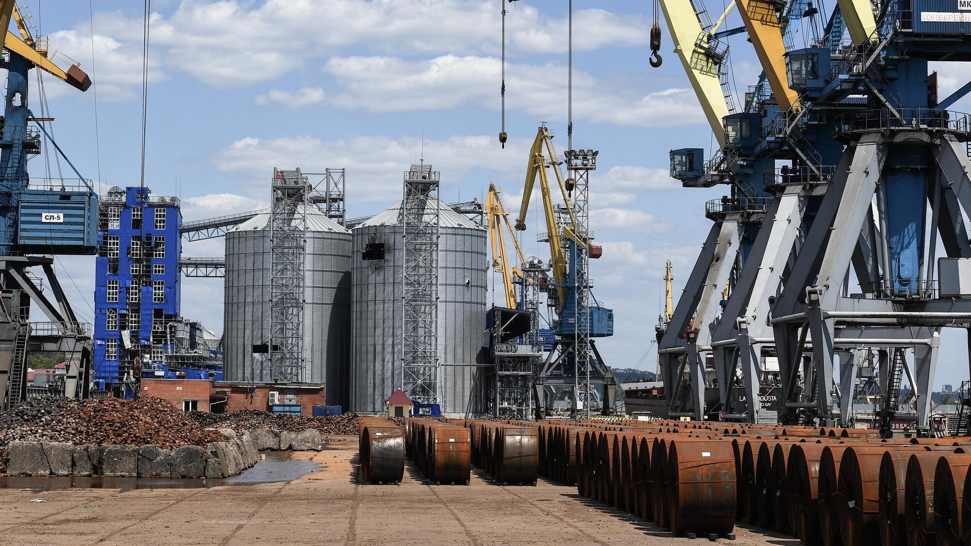 Портовые краны в морском порту в Мариуполе Портовые краны в морском порту в Мариуполе - РИА Новости, 1920, 31.05.2022