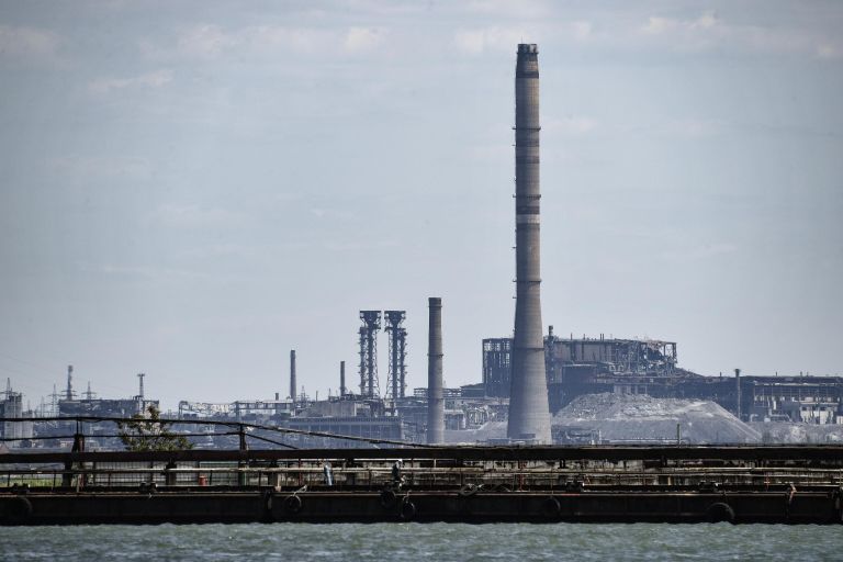 Вид на металлургический комбинат Азовсталь со стороны морского торгового порта в Мариуполе Вид на металлургический комбинат Азовсталь со стороны морского торгового порта в Мариуполе