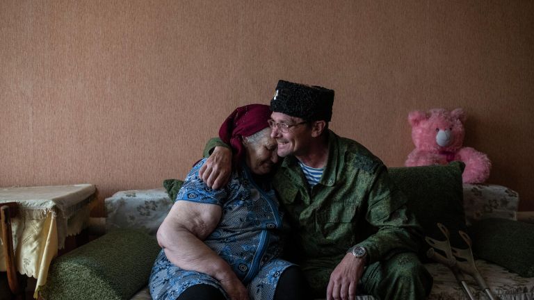 Атаман станицы Кировской Александр Огирин во время встречи со своей матерью Ольгой Васильевной Огириной спустя 8 лет в освобожденной деревне Муратово. Александр был ранен на службе в Народной милиции ЛНР. Атаман станицы Кировской Александр Огирин во время встречи со своей матерью Ольгой Васильевной Огириной спустя 8 лет в освобожденной деревне Муратово. Александр был ранен на службе в Народной милиции ЛНР.
