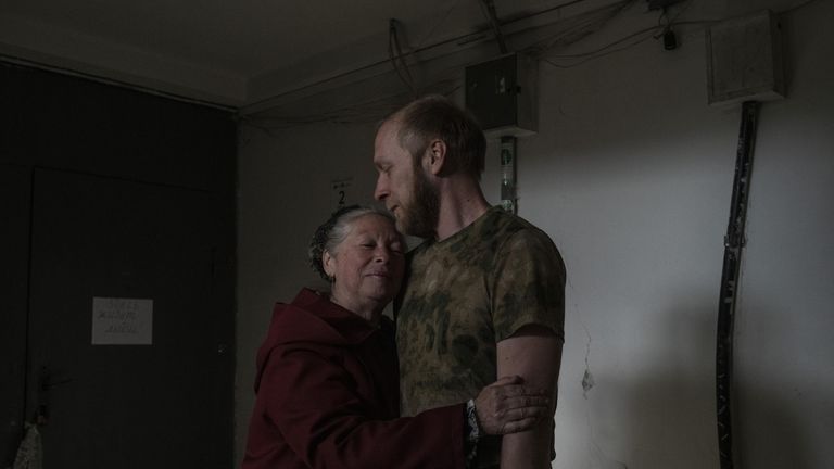 Житель Донецка Павел Чуприн, родившийся в Мариуполе, с мамой Ириной Григорьевной Чуприной в подъезде жилого дома в Мариуполе. Павел не виделся со своими родственниками несколько лет. Житель Донецка Павел Чуприн, родившийся в Мариуполе, с мамой Ириной Григорьевной Чуприной в подъезде жилого дома в Мариуполе. Павел не виделся со своими родственниками несколько лет.