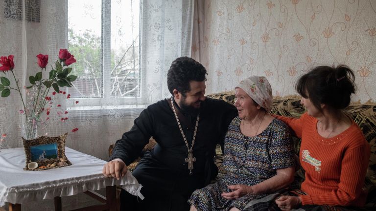 Настоятель Свято-Никольского храма Станицы Луганская отец Алексей Храбров во время встречи со своей мамой Еленой Храбровой (справа) и бабушкой Галиной Макогон в городе Ровеньки, с которыми он не виделся 4 года. Настоятель Свято-Никольского храма Станицы Луганская отец Алексей Храбров во время встречи со своей мамой Еленой Храбровой (справа) и бабушкой Галиной Макогон в городе Ровеньки, с которыми он не виделся 4 года.
