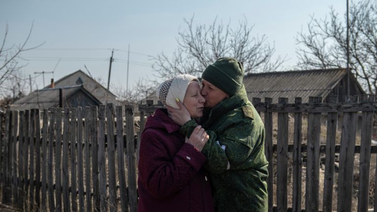 Лидия Петровна провожает дочь Ирину возле своего дома в поселке Ольховое Луганской народной республики. Ирина, ее муж Артём и дочь София не виделись с мамой Ирины Лидией Петровной с 2015 года. Лидия Петровна провожает дочь Ирину возле своего дома в поселке Ольховое Луганской народной республики. Ирина, ее муж Артём и дочь София не виделись с мамой Ирины Лидией Петровной с 2015 года.