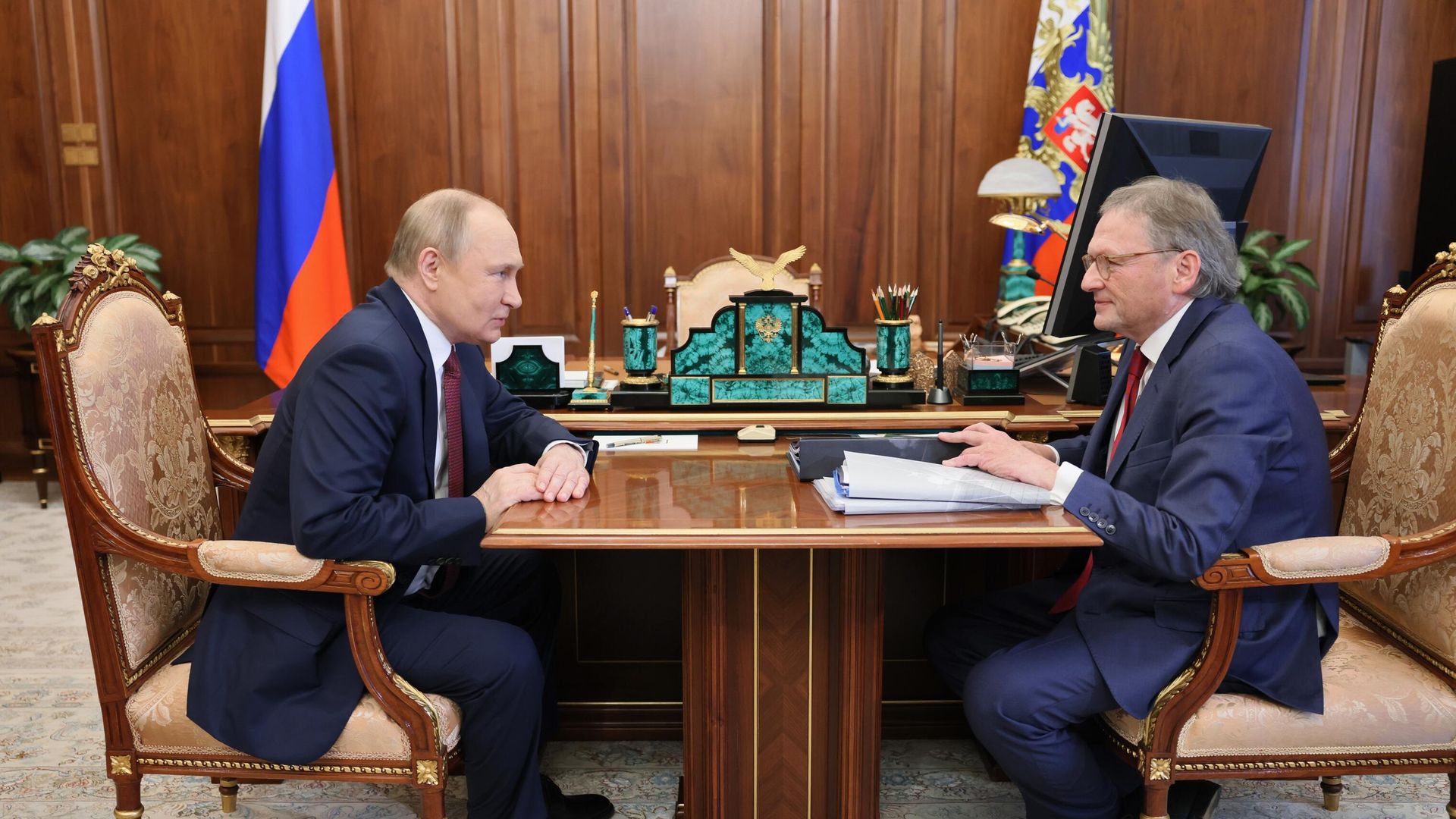 Президент РФ Владимир Путин и уполномоченный при президенте РФ по защите прав предпринимателей Борис Титов во время встречи. 26 мая 2022 Президент РФ Владимир Путин и уполномоченный при президенте РФ по защите прав предпринимателей Борис Титов во время встречи. 26 мая 2022 - РИА Новости, 1920, 26.05.2022