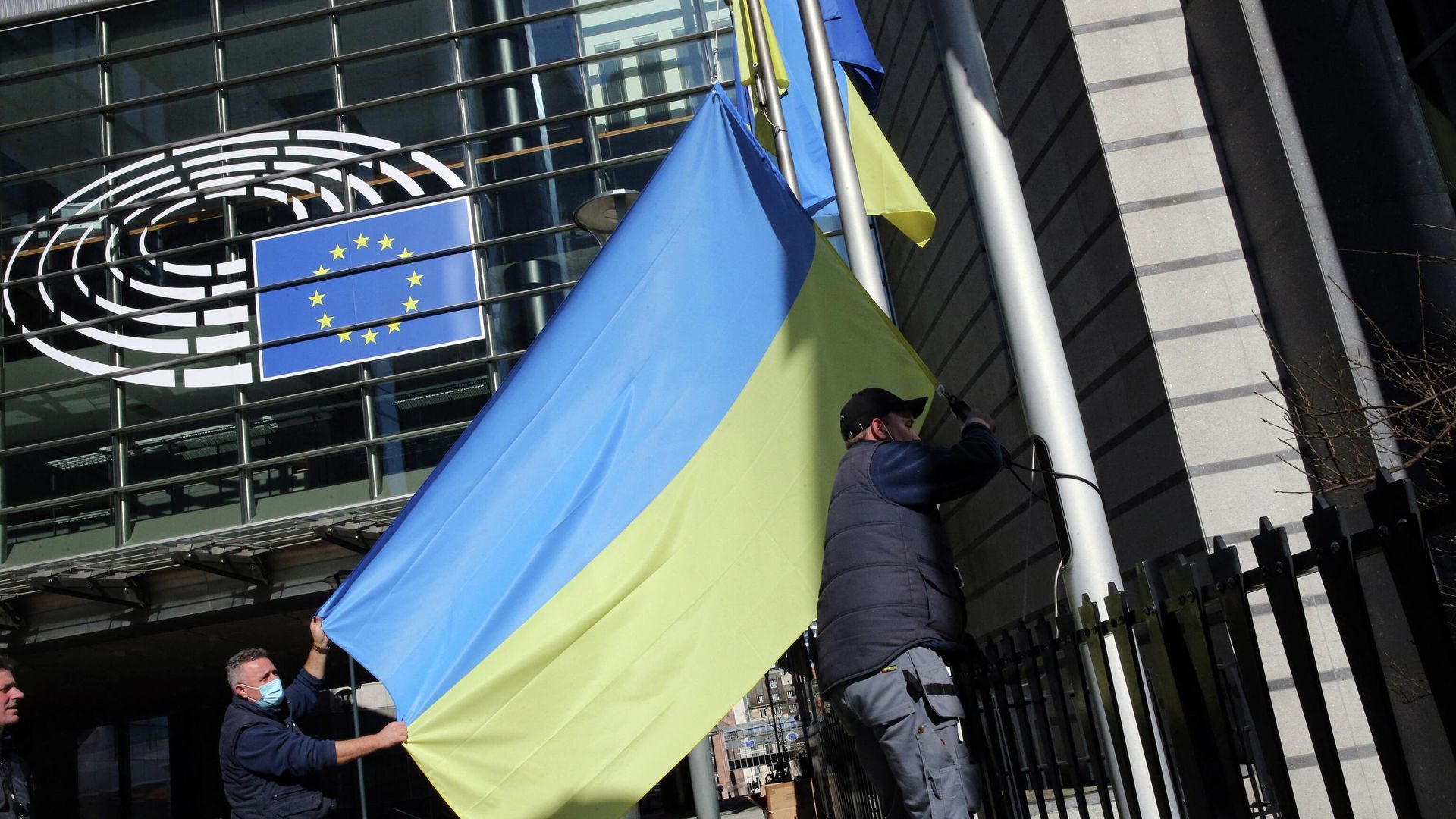 Флаг Украины возле здания Европейского парламента в Брюсселе Флаг Украины возле здания Европейского парламента в Брюсселе - РИА Новости, 1920, 27.05.2022