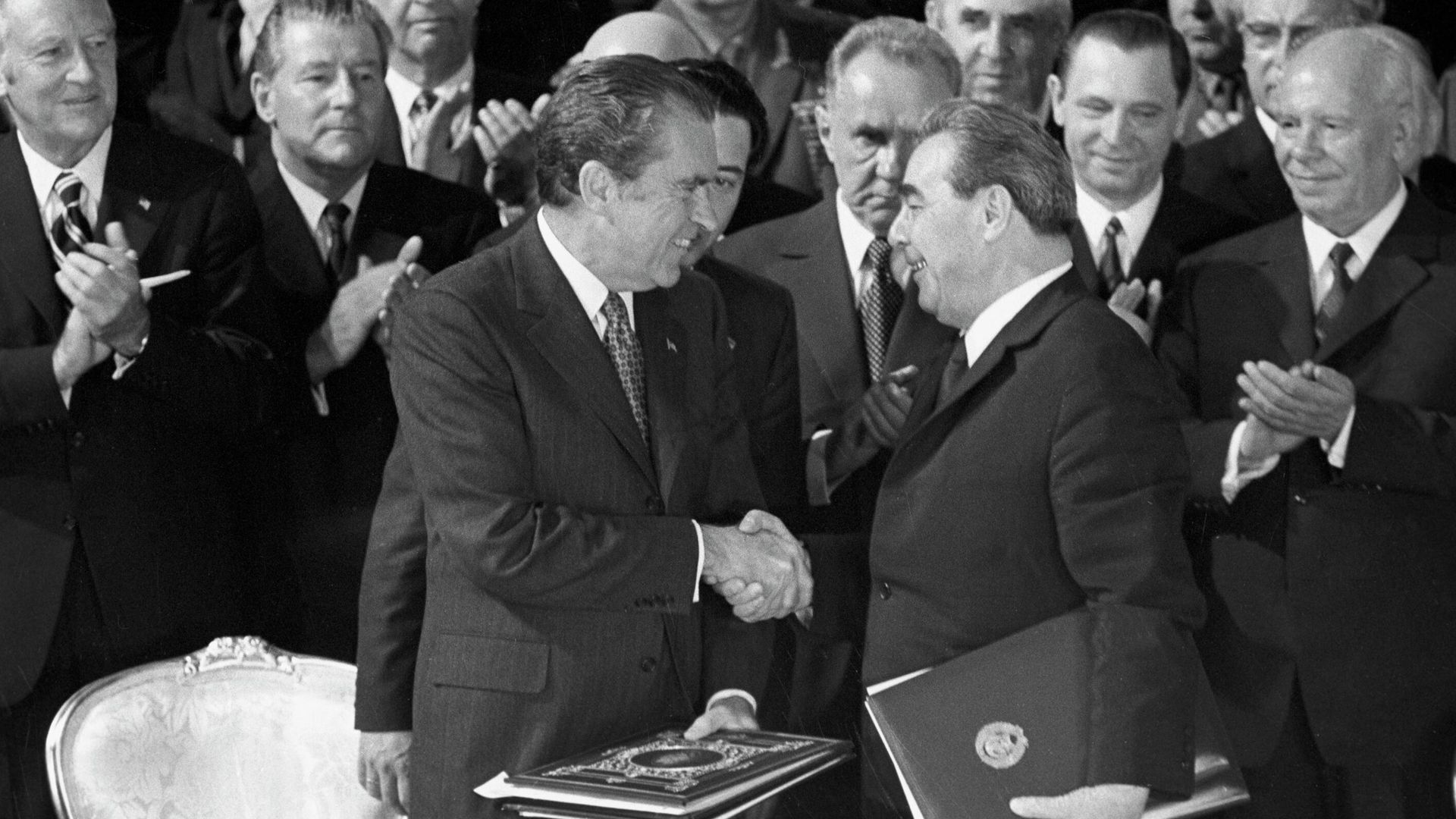 Президент Соединенных Штатов Америки Ричард Никсон и Генеральный секретарь ЦК КПСС Леонид Ильич Брежнев (слева направо) во время подписания Договора об ограничении стратегических вооружений. Москва, Кремль Президент Соединенных Штатов Америки Ричард Никсон и Генеральный секретарь ЦК КПСС Леонид Ильич Брежнев (слева направо) во время подписания Договора об ограничении стратегических вооружений. Москва, Кремль - РИА Новости, 1920, 29.05.2022