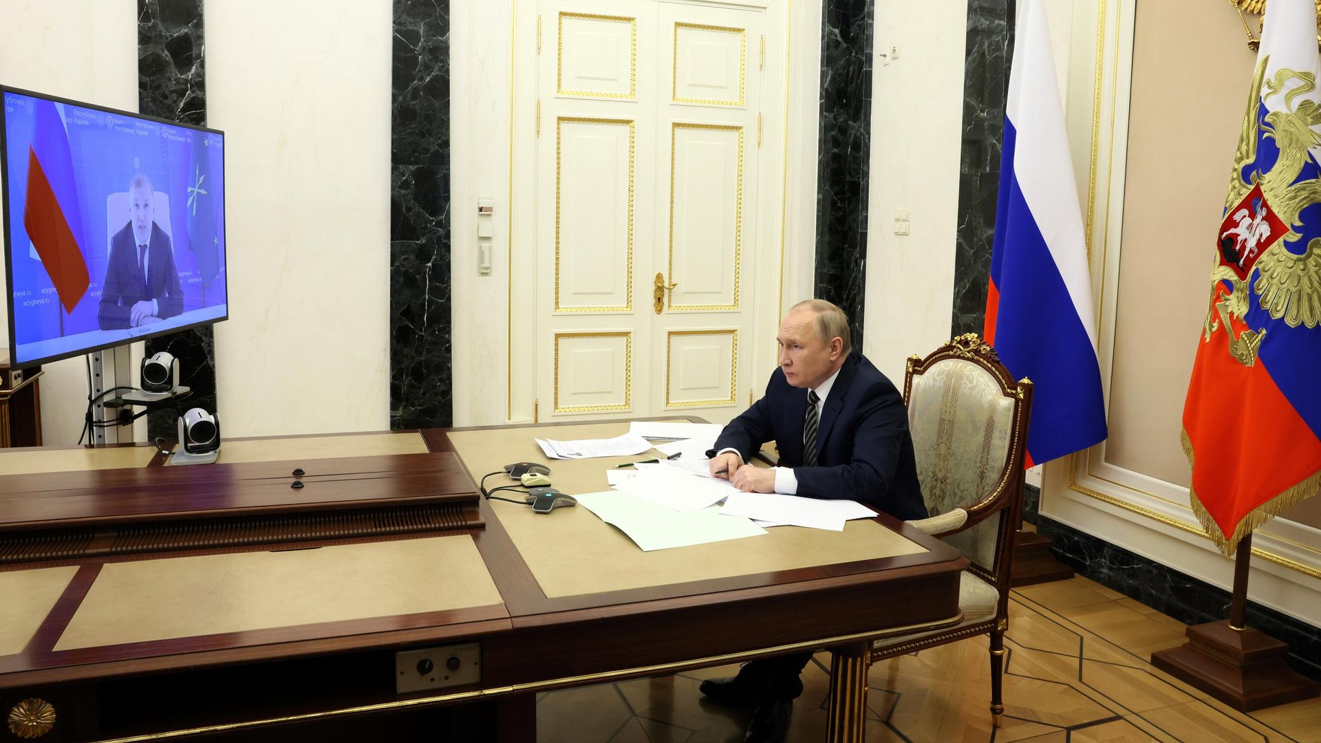 Президент РФ Владимир Путин во время встречи в режиме видеоконференции с главой Адыгеи Муратом Кумпиловым. 27 мая 2022 Президент РФ Владимир Путин во время встречи в режиме видеоконференции с главой Адыгеи Муратом Кумпиловым. 27 мая 2022 - РИА Новости, 1920, 27.05.2022