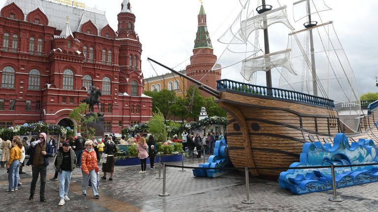 Посетители фестиваля Рыбная неделя на открывшемся рыбном рынке между Манежной площадью и площадью Революции в Москве Посетители фестиваля Рыбная неделя на открывшемся рыбном рынке между Манежной площадью и площадью Революции в Москве
